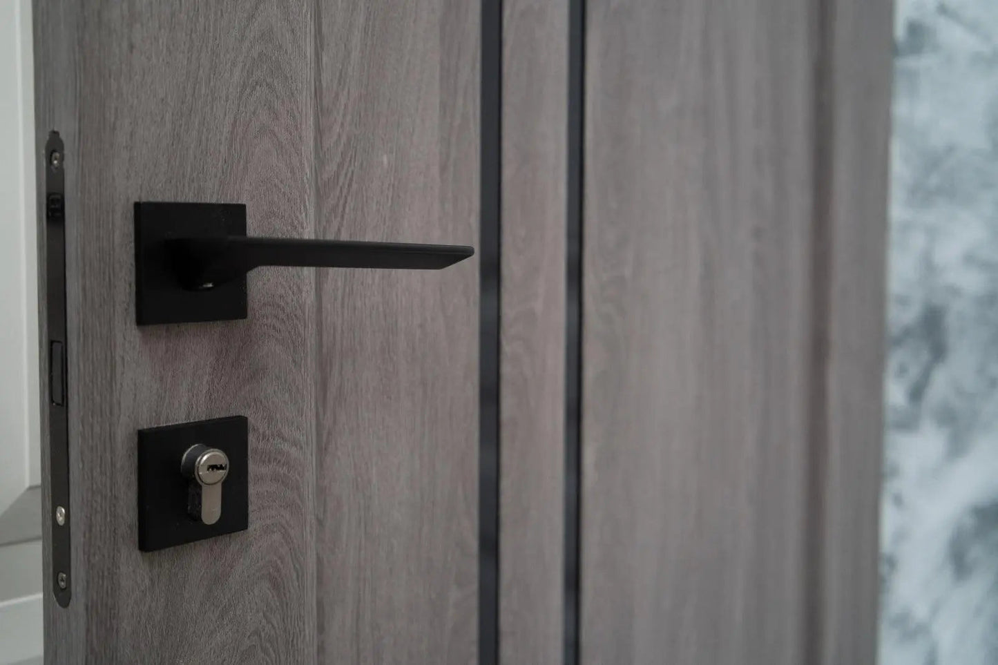 Ușă interior Lego 05 Eugene Oak – cu decor vertical, complet echipată și toc reglabil Omis