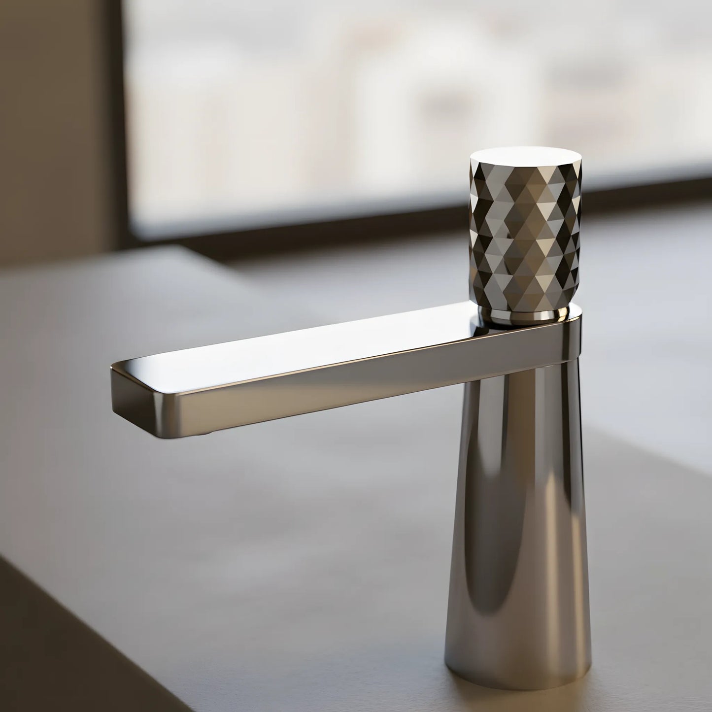 Waschbeckenarmatur Chrom glänzend – facettierte Details, modernes Design