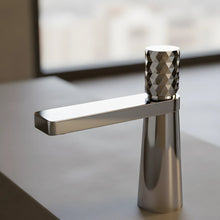 Waschbeckenarmatur Chrom glänzend – facettierte Details, modernes Design