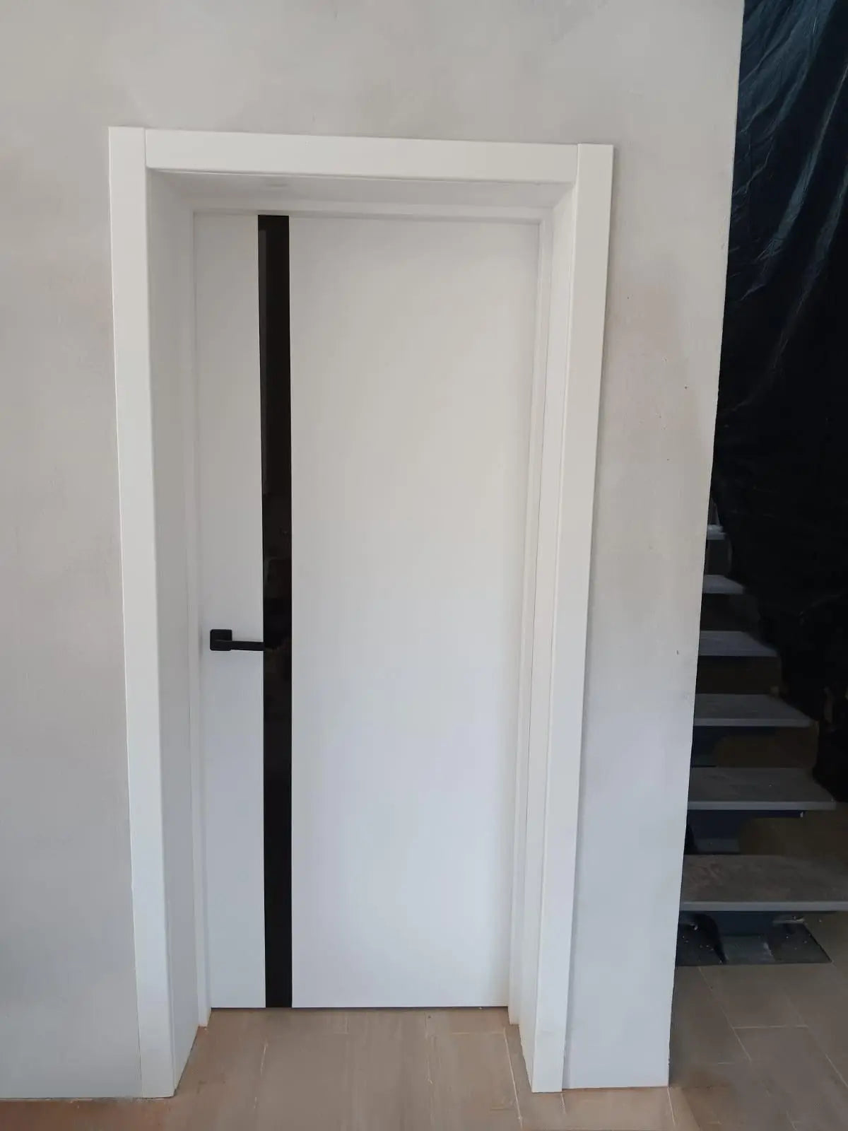 Ușă interior City White Silk Mat – cu sticlă neagră aplicată și toc reglabil, complet echipată Omis