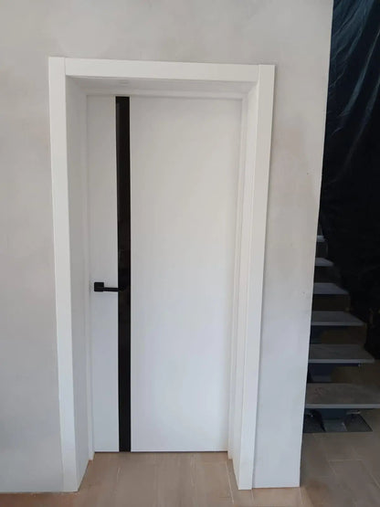 Ușă interior City White Silk Mat – cu sticlă neagră aplicată și toc reglabil, complet echipată Omis
