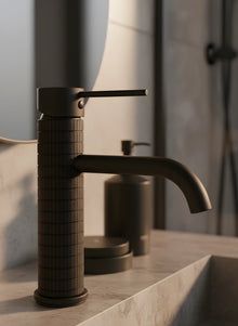 Waschbeckenarmatur Schwarz Matt – gerillte Struktur, modernes Design