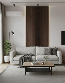 Dekoratives Lamellen-Wandpaneel Deep Walnut 001 – intensives Dunkelnuss-Finish mit schwarzem Hintergrund