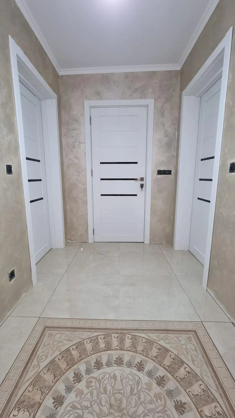 Ușă interior Deco 06 White Silk Mat – cu sticlă neagră complet echipată, cu toc reglabil Omis