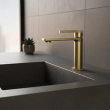 Waschbeckenarmatur aus Messing – vertikales Design in Gold