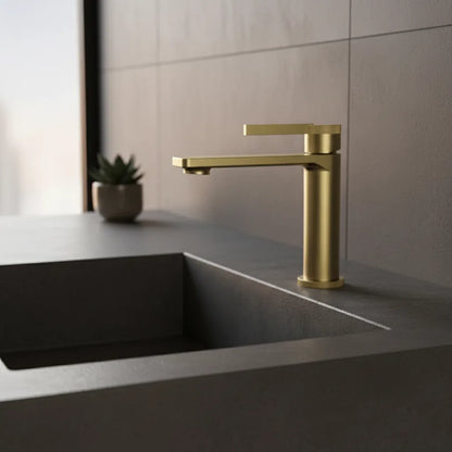 Waschbeckenarmatur aus Messing – vertikales Design in Gold