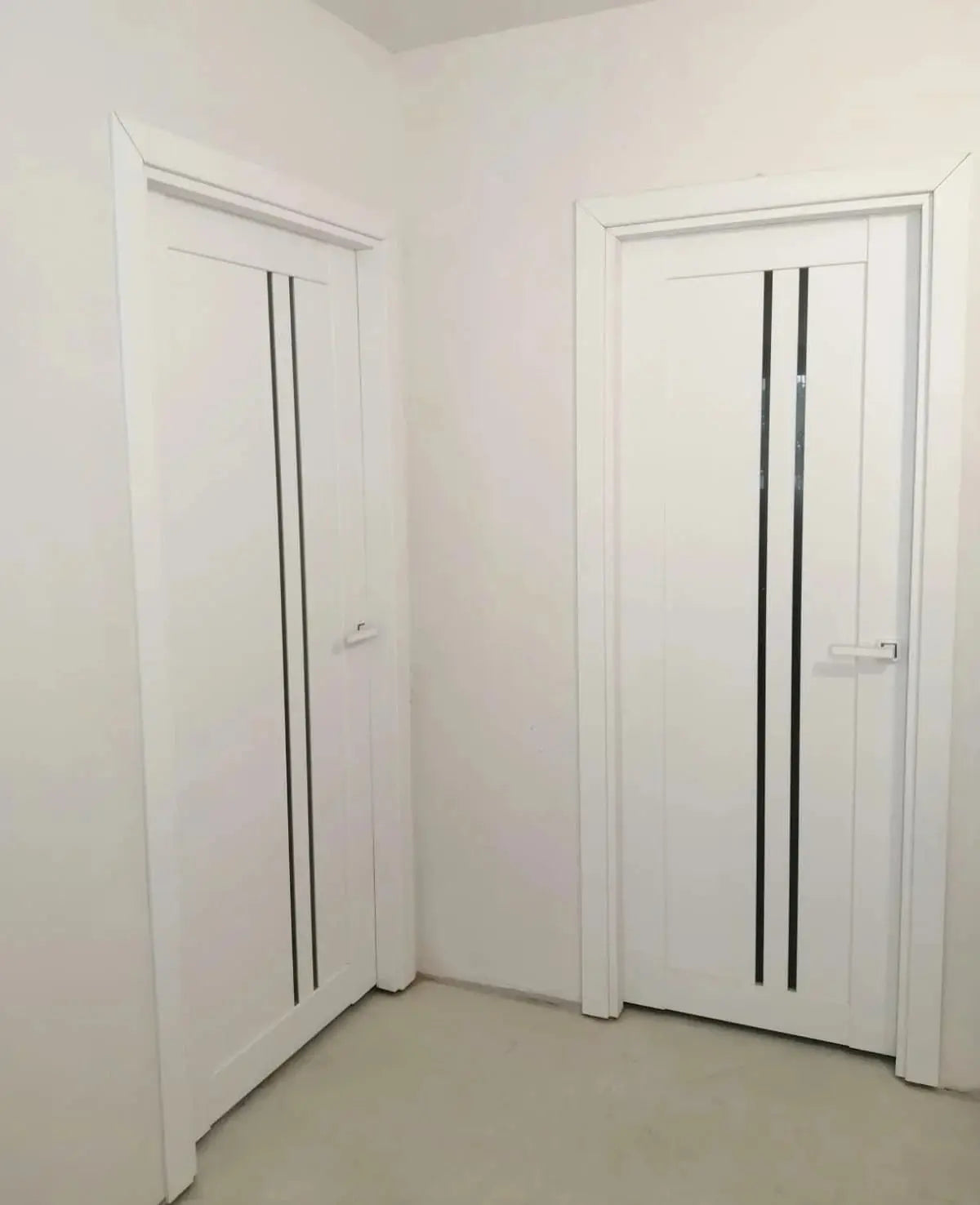 Ușă interior albă LEGO 05 cu sticlă neagră – design modern, complet echipată Omis