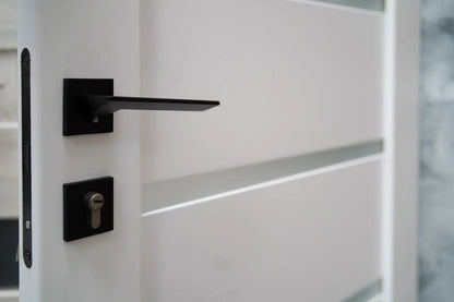 Ușă interior albă JYA-019 cu toc reglabil – design clasic, complet echipată www.CasaDeco.ro