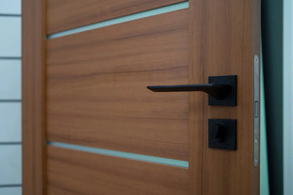 Ușă interior culoare teak JYA-066 cu toc reglabil – design cald, complet echipată www.CasaDeco.ro