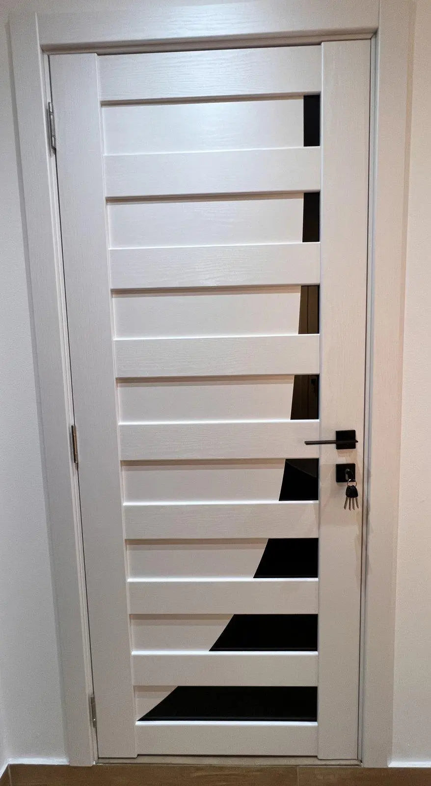 Ușă interior Paris Pearl Ash – cu sticlă negră complet echipată, cu toc reglabil Omis