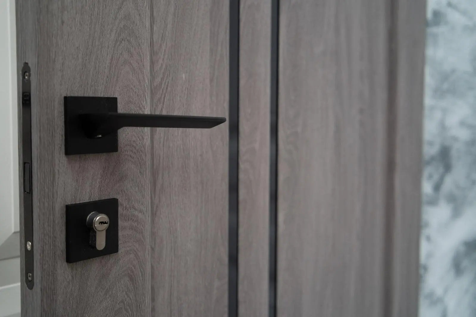Ușă interior Lego 05 Eugene Oak – cu decor vertical, complet echipată și toc reglabil Omis