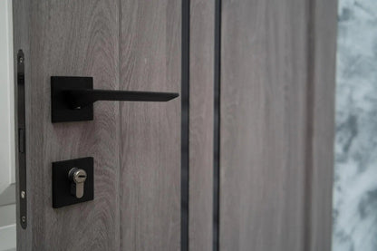 Ușă interior Lego 05 Eugene Oak – cu decor vertical, complet echipată și toc reglabil Omis