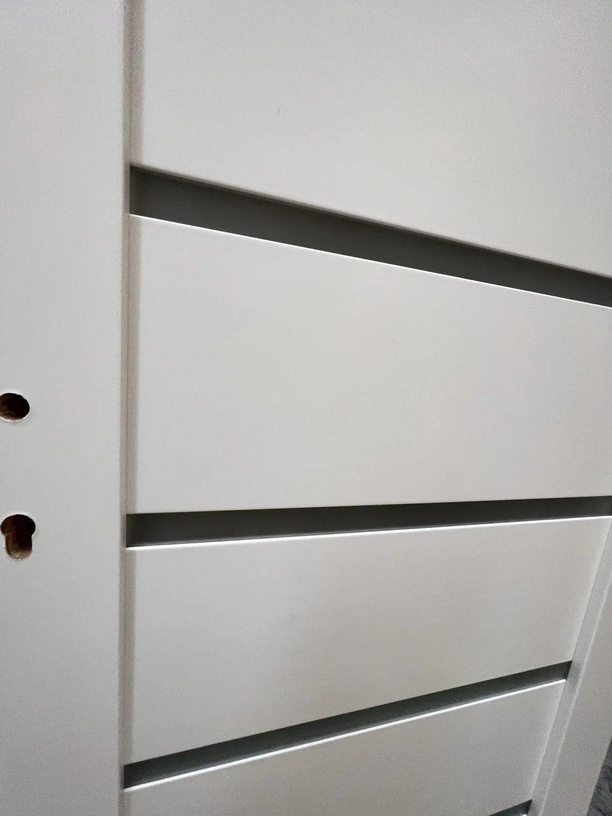 Ușă interior Mira alba cu sticla mata-model modern cu toc reglabil, complet echipată www.CasaDeco.ro