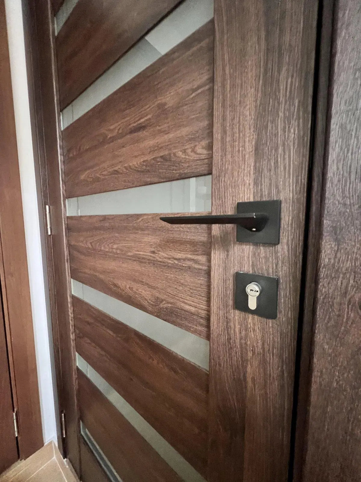 Ușă interior Rino 07 Takoma Oak – cu sticlă mată verticală și toc reglabil Omis