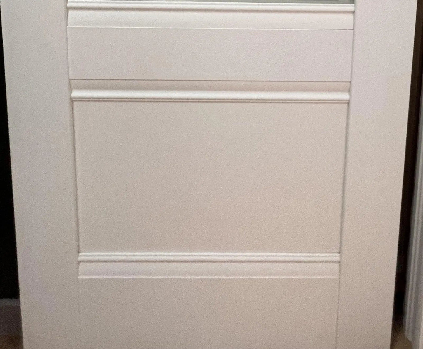 Ușă interior Valencia G White Silk Mat – cu sticlă mată decorativă și toc reglabil, complet echipată Omis