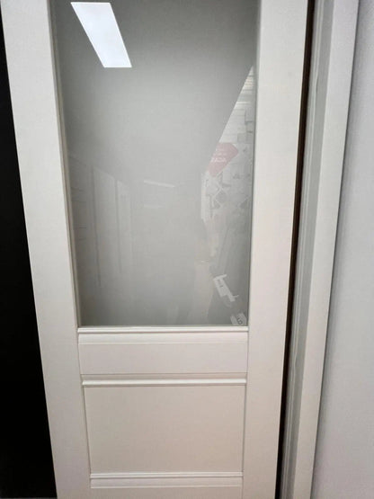 Ușă interior Valencia G White Silk Mat – cu sticlă mată decorativă și toc reglabil, complet echipată Omis